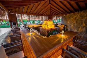 2 bars/lounges, poolside bar
