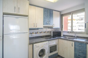 Een koelkast, een magnetron, een oven, een koffiezetapparaat/waterkoker