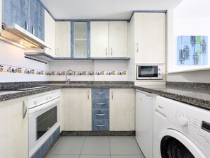 Réfrigérateur, micro-ondes, four, cafetière/bouilloire