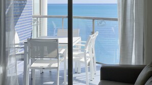 A balcony with white chairs and a table, overlooking a clear blue sea. - First line / Wifi / Spa / Seaviews / Heated pool / Pets (Calpe)