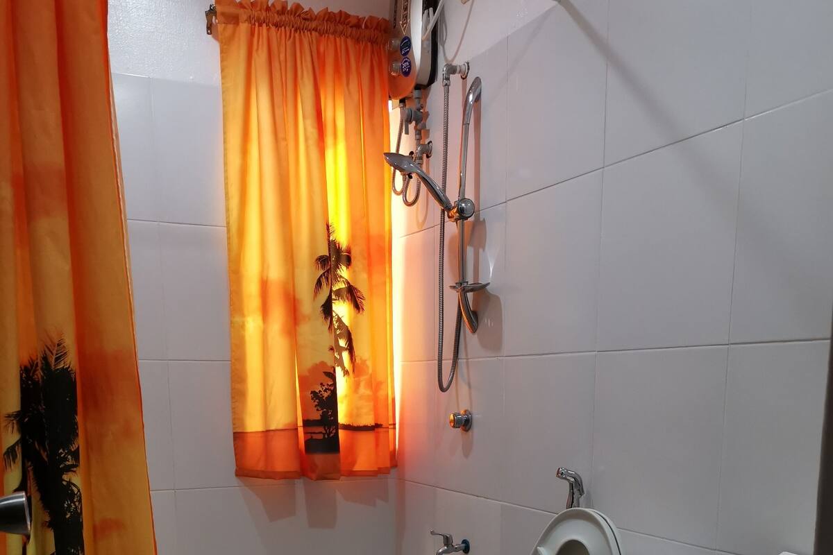 Ein Badezimmer mit Toilette, Dusche und Waschbecken.