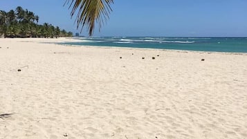 En la playa, camastros y toallas de playa