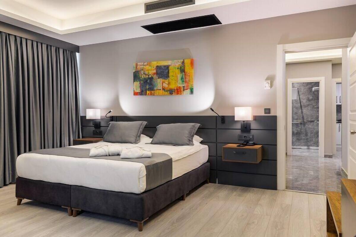 Premium bedding, minibar, in-room safe, laptop workspace