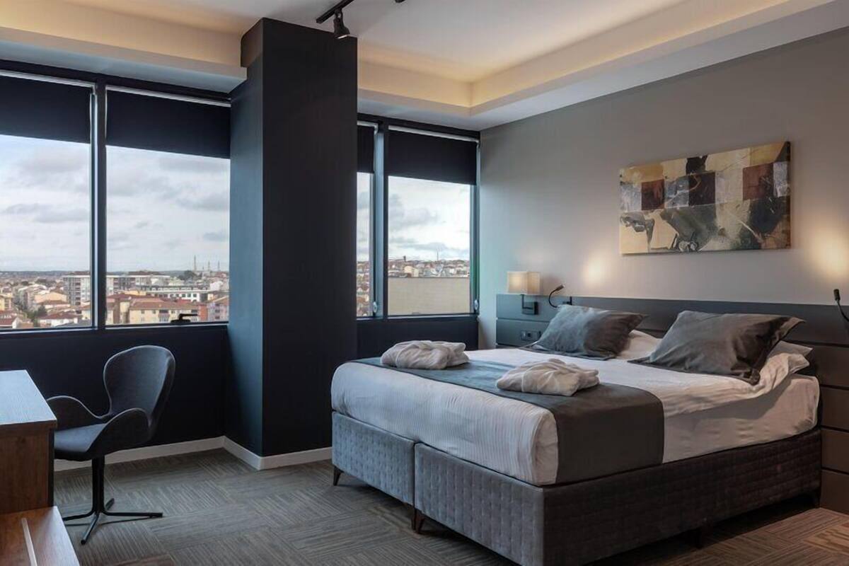 Deluxe Double Room | Premium bedding, minibar, in-room safe, laptop workspace