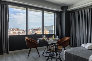 Hochwertige Bettwaren, Minibar, Zimmersafe