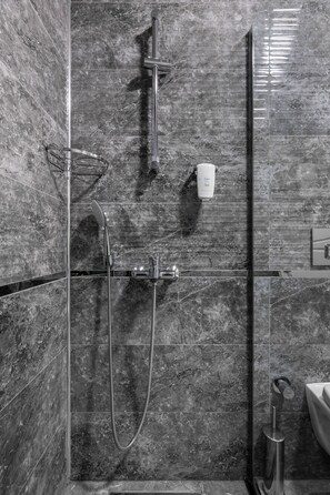 シャワー、バスアメニティ (無料)、ヘアドライヤー、スリッパ