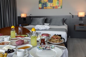 Hochwertige Bettwaren, Minibar, Zimmersafe