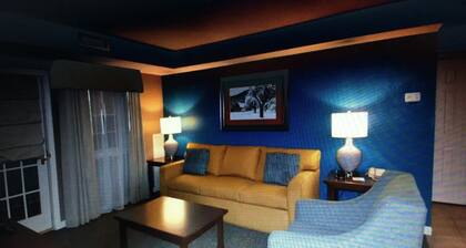 IN/OUT SKIING CONDO , POOL, MOVIE THEATER/ KIDS ACTIVITIES