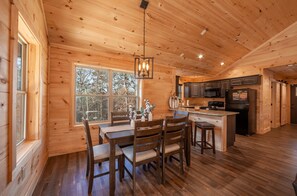 Cabane, 3 chambres | Cuisine privée | Réfrigérateur, micro-ondes, four, lave-vaisselle