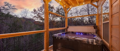 Chalet rustique, 3 chambres | Baignoire à remous extérieure