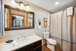 Cabana, vários quartos | Banheiro | Toalhas de banho