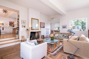 TV, fireplace, table tennis, stereo