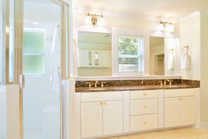 Combined shower/bathtub, jetted bath, hair dryer, towels - Hidden Lake Sprawling Home on Private Lake with optional Guest House close to UF (Gainesville)
