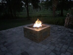 Property grounds - Hidden Lake Sprawling Home on Private Lake with optional Guest House close to UF (Gainesville)