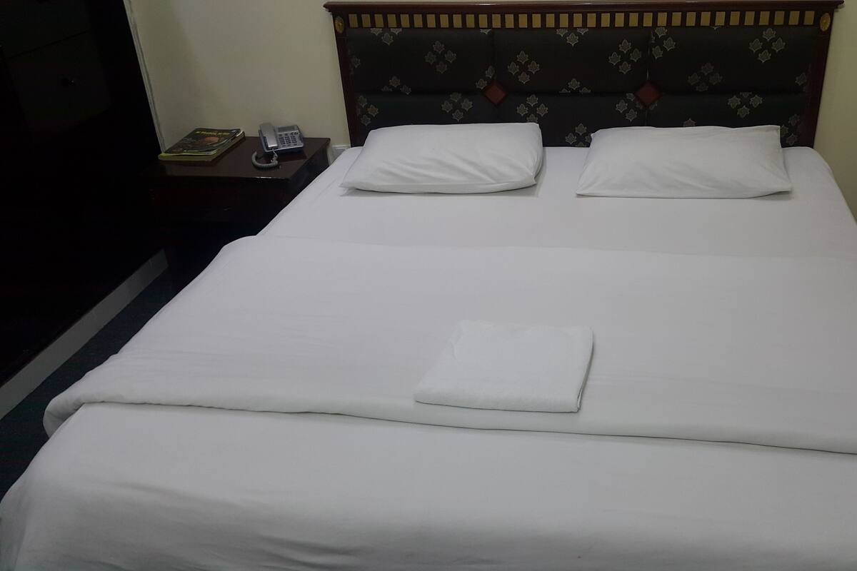 Deluxe Apartment | Blackout drapes, iron/ironing board, WiFi (free), individually furnished