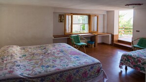 A room with two beds, a desk, and a window. - Tuscany Hill / Sea Castagneto Carducci (Castagneto Carducci)