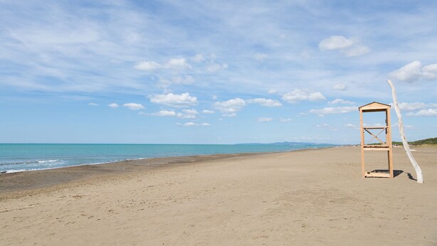 A beach with a wooden structure, likely a lifeguard tower, and a clear sky. - Tuscany Hill / Sea Castagneto Carducci (Castagneto Carducci)