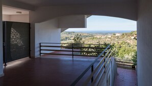 A spacious balcony with a metal railing overlooking a scenic landscape. - Tuscany Hill / Sea Castagneto Carducci (Castagneto Carducci)