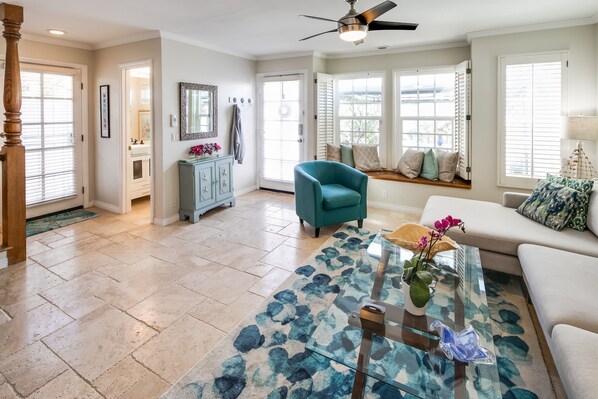 Smart TV, fireplace, DVD player, books - Heart Of The Village - Walk To Everything! (Coronado)