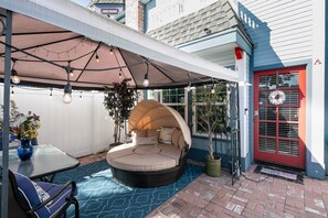 Outdoor dining - Heart Of The Village - Walk To Everything! (Coronado)