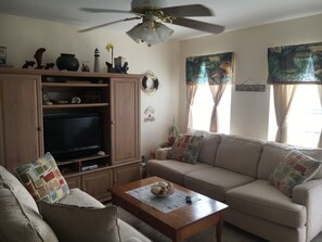 Smart TV, books - Discounted 30 Day Minimum Stay. 2bd. 2bth. Private 2nd floor Condo & balconies. (Corpus Christi)