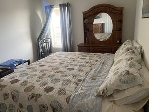 2 quartos, escrivaninha, ferros/tábuas de passar roupa