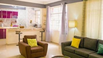 Luxe appartement | Woonkamer | Een 32-inch smart-tv met satellietzenders en televisie