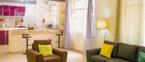 Luxury Apartment | Living room | 32-inch Smart TV with satellite channels, TV