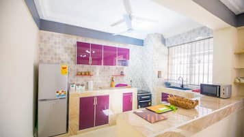 Full-size fridge, microwave, oven, stovetop