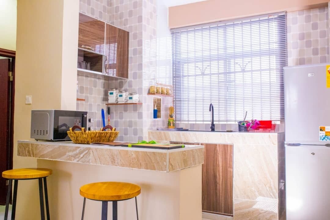 Full-sized fridge, microwave, oven, stovetop