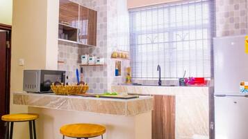 Grand réfrigérateur, micro-ondes, four, plaque de cuisson