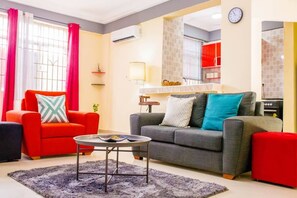 Appartement Luxe | Salle de séjour | TV connectée de 32 pouces avec chaînes par satellite, télévision