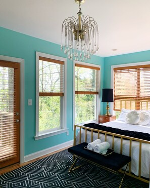 3 soverom, skrivebord, strykejern/-brett og reiseseng for barn