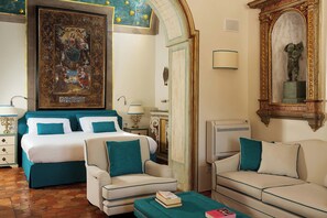 5 makuuhuonetta, tallelokero huoneessa, työpöytä, silitysrauta/-lauta