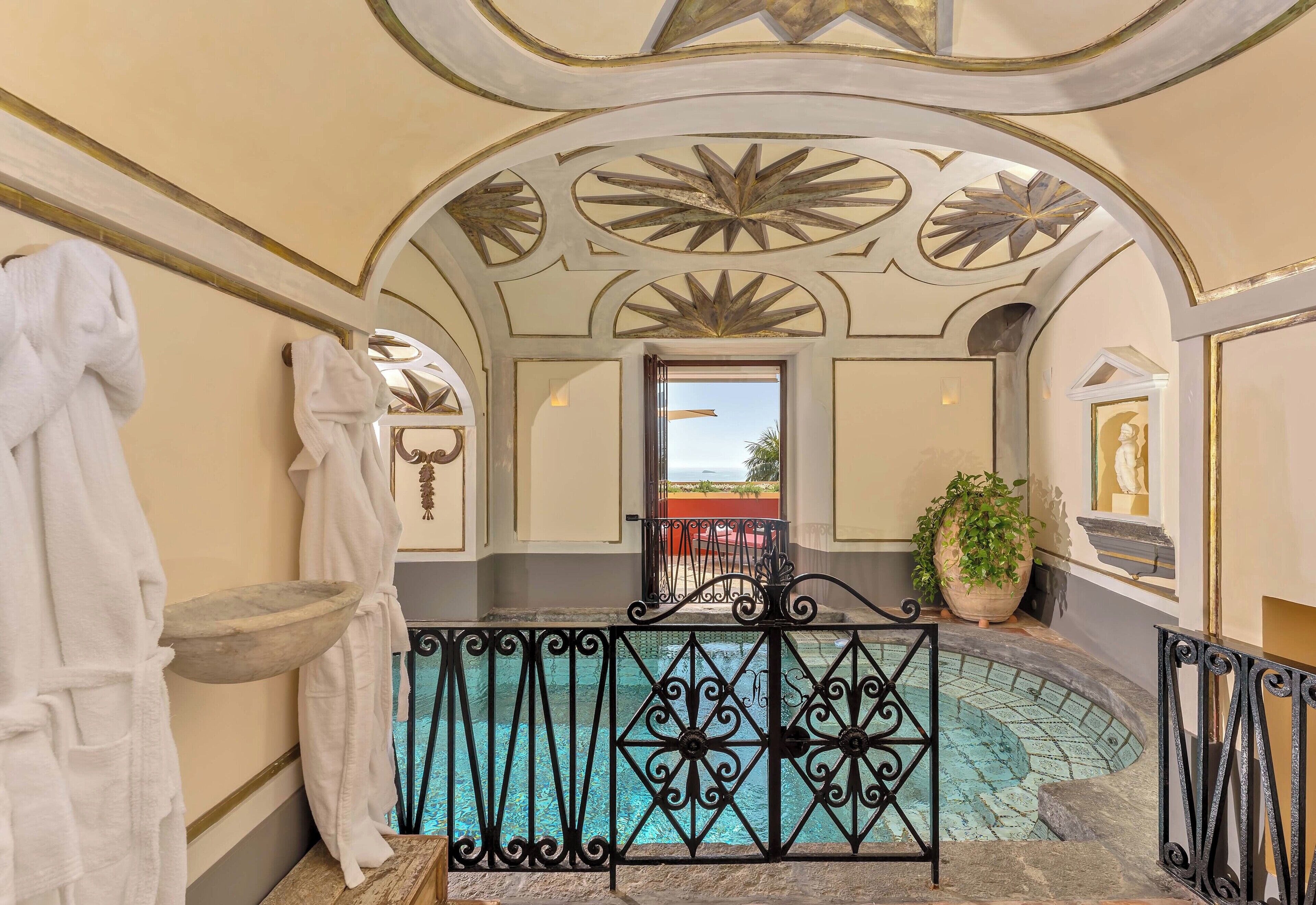 Piscine couverte, piscine extérieure