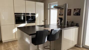 Kühlschrank, Mikrowelle, Ofen, Herdplatte