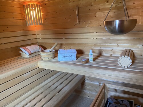 Villa Lakoste, luxury holiday home with sauna, fireplace, wellness bath and large garden