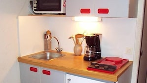 A compact kitchen with a sink, a microwave, a coffee maker, and a small refrigerator. - 300m from ski slopes, 1st floor, balcony, 24m², Vars (Vars)