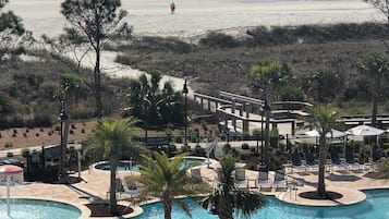 Utendørsbasseng og et oppvarmet basseng