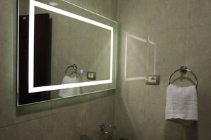 Pancuran hujan, perlengkapan mandi desainer, dan pengering rambut