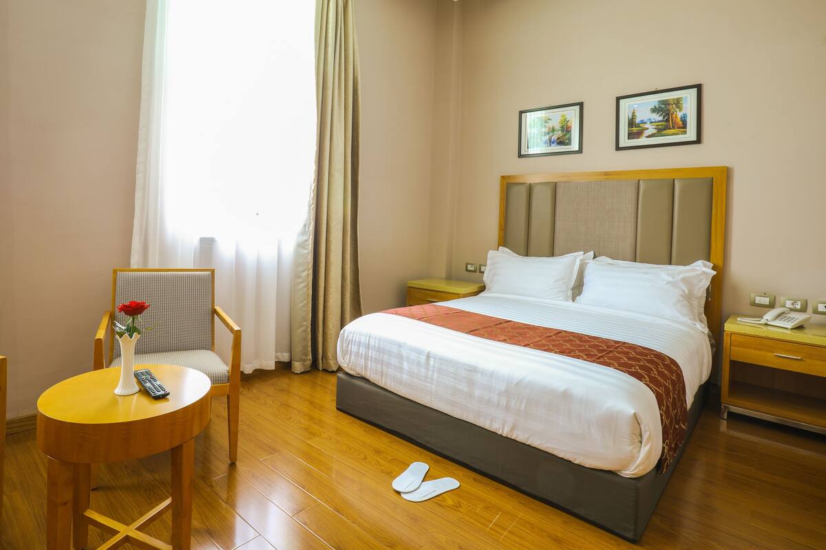 Kamar Double Standar | Minibar, brankas, dan didekorasi berbeda-beda