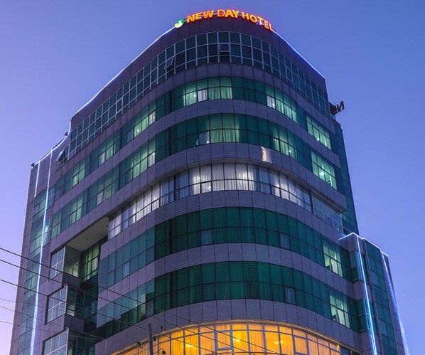 Bagian depan properti - sore/malam