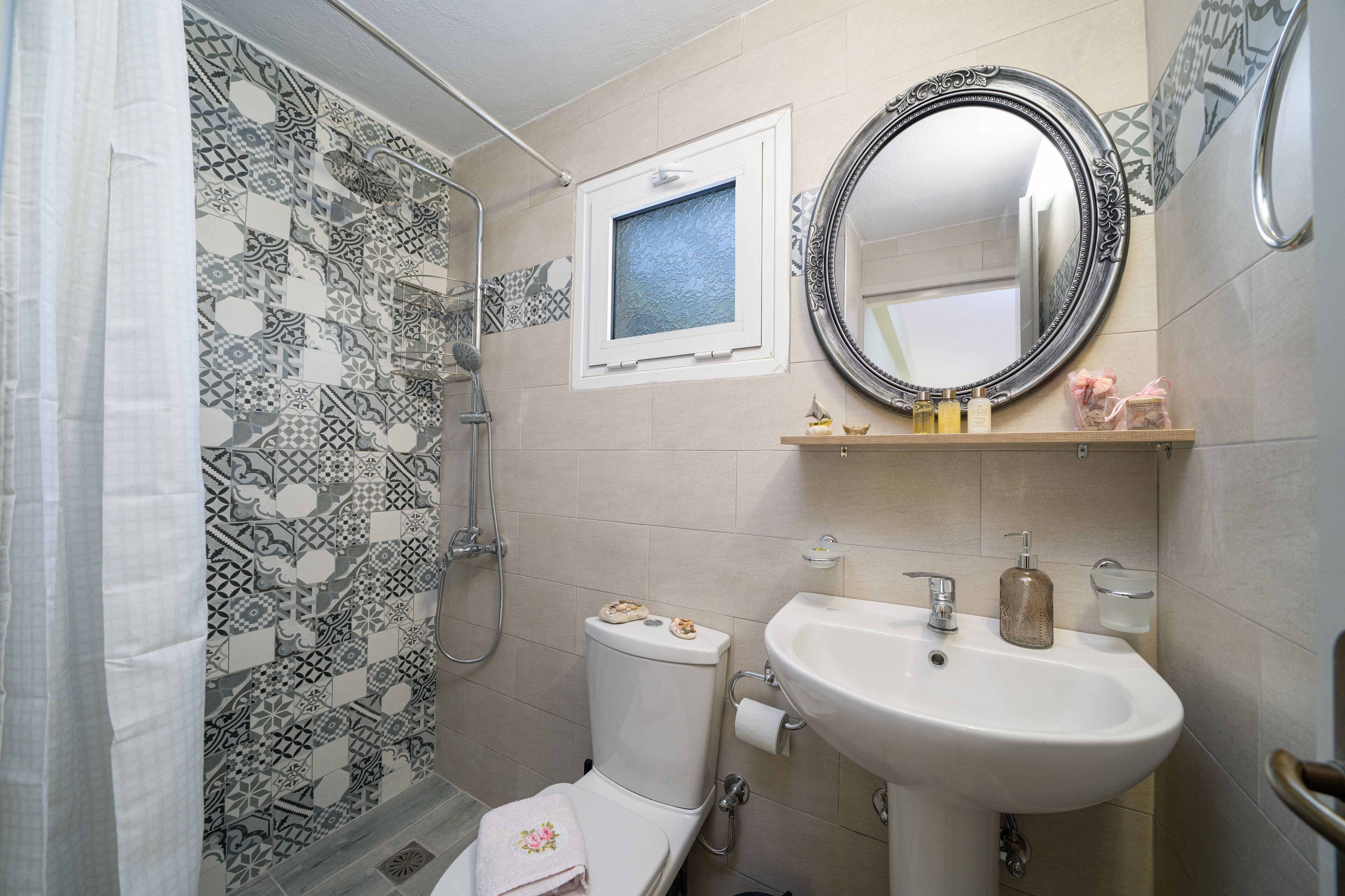 Combined shower/bathtub, hair dryer, towels, shampoo