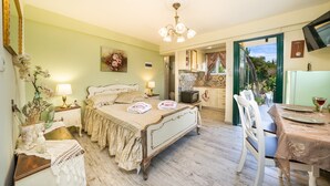 A bedroom with a bed, bedside tables, a lamp, a dresser, and a window with a view of the outdoors. - KYVELI SUPERB SEA VIEW APARTMENT (ΑΡΓΟΣΤΟΛΙ)