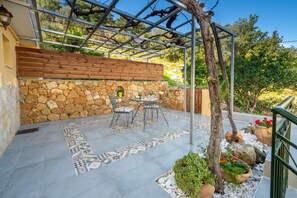Outdoor dining - KYVELI SUPERB SEA VIEW APARTMENT (ΑΡΓΟΣΤΟΛΙ)