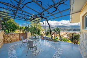 Outdoor dining - KYVELI SUPERB SEA VIEW APARTMENT (ΑΡΓΟΣΤΟΛΙ)