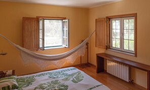 4 bedrooms, desk, iron/ironing board, free WiFi