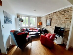 Télévision, lecteur de DVD, livres, chaîne hi-fi