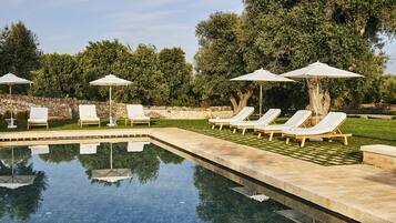 Alberca al aire libre por temporada y sombrillas en la alberca