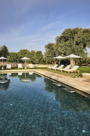 Außenpool (je nach Saison geöffnet), Sonnenschirme, Liegestühle